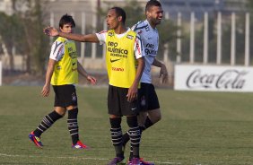 Willian; Liedson e Leandro Castán durante o treino do Corinthians que aconteceu esta tarde no CT Joaquim Grava, no Parque Ecológico do Tiete. O time se prepara para o jogo contra o São Paulo, dia 26/06, domingo a tarde, no estádio do Pacaembu, pela 6ª rodada do Brasileirão 2011