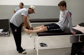 Alex Dias enfermeiro, coloca ataduras nos pes de Renan nos vestiários antes da partida entre Corinthians x São Paulo, realizada esta tarde no estádio do Pacaembu, pela 6ª rodada do Campeonato Brasileiro de 2011