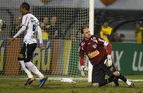 Apos chute de Jorge Henrique, que não aparece na foto, Liedon comemora o quarto gol do Corinthians durante a partida entre Corinthians x São Paulo, realizada esta tarde no estádio do Pacaembu, pela 6ª rodada do Campeonato Brasileiro de 2011