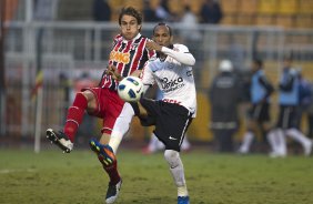 Bruno Univi e Liedson durante a partida entre Corinthians x So Paulo, realizada esta tarde no estdio do Pacaembu, pela 6 rodada do Campeonato Brasileiro de 2011