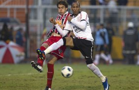 Bruno Uvini e Liedson durante a partida entre Corinthians x São Paulo, realizada esta tarde no estádio do Pacaembu, pela 6ª rodada do Campeonato Brasileiro de 2011