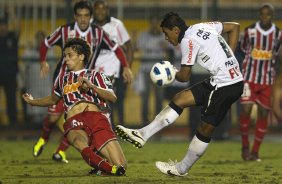 Bruno Uvini e Paulinho durante a partida entre Corinthians x São Paulo, realizada esta tarde no estádio do Pacaembu, pela 6ª rodada do Campeonato Brasileiro de 2011