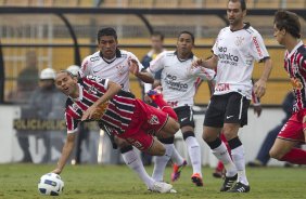 Carlinhos Paraiba e Paulinho durante a partida entre Corinthians x So Paulo, realizada esta tarde no estdio do Pacaembu, pela 6 rodada do Campeonato Brasileiro de 2011