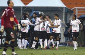 Comemorao do primeiro gol de Liedson durante a partida entre Corinthians x So Paulo, realizada esta tarde no estdio do Pacaembu, pela 6 rodada do Campeonato Brasileiro de 2011