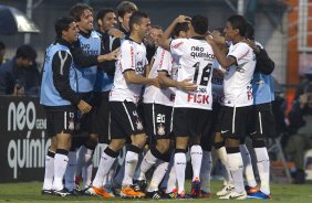 Comemorao do primeiro gol do Corinthians durante a partida entre Corinthians x So Paulo, realizada esta tarde no estdio do Pacaembu, pela 6 rodada do Campeonato Brasileiro de 2011