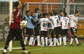 Comemorao do terceiro gol do Corinthians durante a partida entre Corinthians x So Paulo, realizada esta tarde no estdio do Pacaembu, pela 6 rodada do Campeonato Brasileiro de 2011