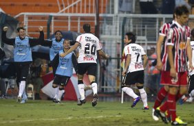 Danilo(20) comemora seu gol durante a partida entre Corinthians x São Paulo, realizada esta tarde no estádio do Pacaembu, pela 6ª rodada do Campeonato Brasileiro de 2011