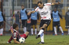 Danilo deixa Bruno Uvini sentad e faz o primeiro gol do Corinthians durante a partida entre Corinthians x So Paulo, realizada esta tarde no estdio do Pacaembu, pela 6 rodada do Campeonato Brasileiro de 2011