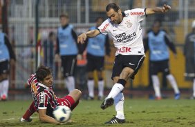 Danilo deixa Bruno Uvini sentad e faz o primeiro gol do Corinthians durante a partida entre Corinthians x São Paulo, realizada esta tarde no estádio do Pacaembu, pela 6ª rodada do Campeonato Brasileiro de 2011