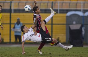 Fabio Santos e Jean durante a partida entre Corinthians x São Paulo, realizada esta tarde no estádio do Pacaembu, pela 6ª rodada do Campeonato Brasileiro de 2011