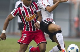 Fernandinho e Welder durante a partida entre Corinthians x So Paulo, realizada esta tarde no estdio do Pacaembu, pela 6 rodada do Campeonato Brasileiro de 2011