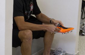 Leandro Castán nos vestiários antes da partida entre Corinthians x São Paulo, realizada esta tarde no estádio do Pacaembu, pela 6ª rodada do Campeonato Brasileiro de 2011