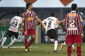 Liedson(9) comemora seu primeiro gol durante a partida entre Corinthians x So Paulo, realizada esta tarde no estdio do Pacaembu, pela 6 rodada do Campeonato Brasileiro de 2011