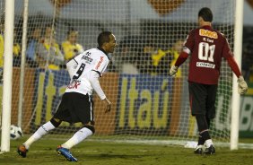 Liedson comemora o gol de Jorge Henrique durante a partida entre Corinthians x São Paulo, realizada esta tarde no estádio do Pacaembu, pela 6ª rodada do Campeonato Brasileiro de 2011