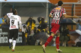 Liedson comemora seu primeiro gol durante a partida entre Corinthians x São Paulo, realizada esta tarde no estádio do Pacaembu, pela 6ª rodada do Campeonato Brasileiro de 2011