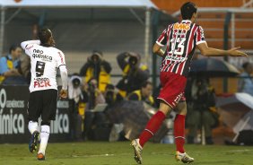 Liedson comemora seu primeiro gol durante a partida entre Corinthians x So Paulo, realizada esta tarde no estdio do Pacaembu, pela 6 rodada do Campeonato Brasileiro de 2011