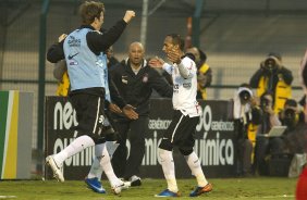 Liedson comemora seu primeiro gol durante a partida entre Corinthians x São Paulo, realizada esta tarde no estádio do Pacaembu, pela 6ª rodada do Campeonato Brasileiro de 2011