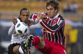 Liedson e Bruno Uvini durante a partida entre Corinthians x São Paulo, realizada esta tarde no estádio do Pacaembu, pela 6ª rodada do Campeonato Brasileiro de 2011