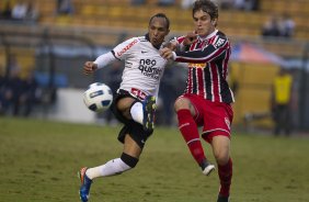 Liedson e Bruno Uvini durante a partida entre Corinthians x São Paulo, realizada esta tarde no estádio do Pacaembu, pela 6ª rodada do Campeonato Brasileiro de 2011