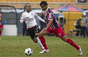 Liedson e Luiz Eduardo durante a partida entre Corinthians x São Paulo, realizada esta tarde no estádio do Pacaembu, pela 6ª rodada do Campeonato Brasileiro de 2011