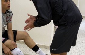 Mauri Lima, preparador de goleiros, conversa com Julio Cesar nos vestiários antes da partida entre Corinthians x São Paulo, realizada esta tarde no estádio do Pacaembu, pela 6ª rodada do Campeonato Brasileiro de 2011