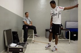 O fisioterapeuta Betinho com Paulinho nos vestiários antes da partida entre Corinthians x São Paulo, realizada esta tarde no estádio do Pacaembu, pela 6ª rodada do Campeonato Brasileiro de 2011