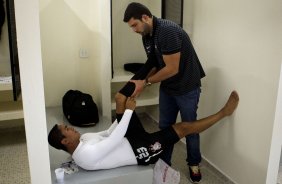 O fisioterapeuta Bruno Mazziotti coloca uma meia elastica nas pernas de Jorge Henrique nos vestirios antes da partida entre Corinthians x So Paulo, realizada esta tarde no estdio do Pacaembu, pela 6 rodada do Campeonato Brasileiro de 2011