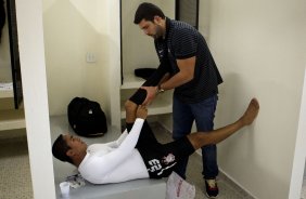 O fisioterapeuta Bruno Mazziotti coloca uma meia elastica nas pernas de Jorge Henrique nos vestiários antes da partida entre Corinthians x São Paulo, realizada esta tarde no estádio do Pacaembu, pela 6ª rodada do Campeonato Brasileiro de 2011