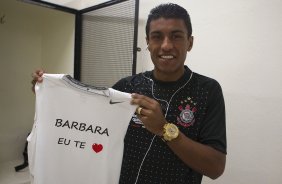 Paulinho com uma camiseta em homenagem a sua esposa Barbara nos vestirios antes da partida entre Corinthians x So Paulo, realizada esta tarde no estdio do Pacaembu, pela 6 rodada do Campeonato Brasileiro de 2011