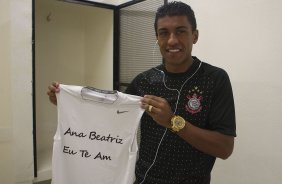 Paulinho com uma camiseta em homenagem a sua filha Ana Beatriz nos vestiários antes da partida entre Corinthians x São Paulo, realizada esta tarde no estádio do Pacaembu, pela 6ª rodada do Campeonato Brasileiro de 2011