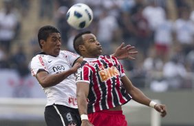 Paulinho e Fernandinho durante a partida entre Corinthians x São Paulo, realizada esta tarde no estádio do Pacaembu, pela 6ª rodada do Campeonato Brasileiro de 2011