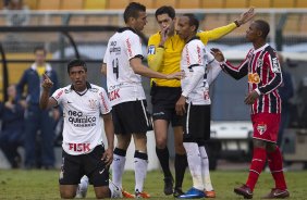 Paulinho(e) reclama do juiz durante a partida entre Corinthians x So Paulo, realizada esta tarde no estdio do Pacaembu, pela 6 rodada do Campeonato Brasileiro de 2011