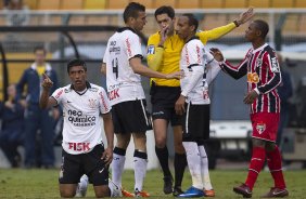 Paulinho(e) reclama do juiz durante a partida entre Corinthians x São Paulo, realizada esta tarde no estádio do Pacaembu, pela 6ª rodada do Campeonato Brasileiro de 2011