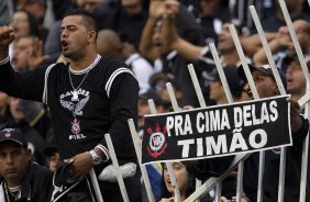 Torcida do Corinthians durante a partida entre Corinthians x São Paulo, realizada esta tarde no estádio do Pacaembu, pela 6ª rodada do Campeonato Brasileiro de 2011