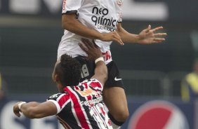 Welder e Fernandinho durante a partida entre Corinthians x São Paulo, realizada esta tarde no estádio do Pacaembu, pela 6ª rodada do Campeonato Brasileiro de 2011