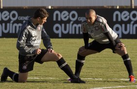 Alex e Emerson durante o treino do Corinthians que aconteceu esta tarde no CT Joaquim Grava, no Parque Ecológico do Tiete. O time se prepara para o jogo contra o Bahia/BA, amanhã, quarta-feira, dia 29/06, no estádio Roberto Santos, o Pituacu, em Salvador, pela 7ª rodada do Brasileirão 2011