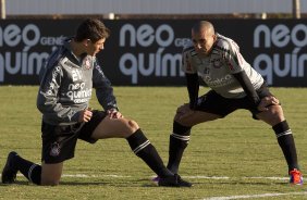 Alex e Emerson durante o treino do Corinthians que aconteceu esta tarde no CT Joaquim Grava, no Parque Ecolgico do Tiete. O time se prepara para o jogo contra o Bahia/BA, amanh, quarta-feira, dia 29/06, no estdio Roberto Santos, o Pituacu, em Salvador, pela 7 rodada do Brasileiro 2011