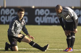 Alex e Emerson durante o treino do Corinthians que aconteceu esta tarde no CT Joaquim Grava, no Parque Ecológico do Tiete. O time se prepara para o jogo contra o Bahia/BA, amanhã, quarta-feira, dia 29/06, no estádio Roberto Santos, o Pituacu, em Salvador, pela 7ª rodada do Brasileirão 2011