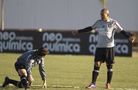Alex e Emerson durante o treino do Corinthians que aconteceu esta tarde no CT Joaquim Grava, no Parque Ecológico do Tiete. O time se prepara para o jogo contra o Bahia/BA, amanhã, quarta-feira, dia 29/06, no estádio Roberto Santos, o Pituacu, em Salvador, pela 7ª rodada do Brasileirão 2011