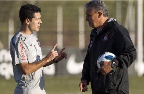 Bruno Octavio e Tite durante o treino do Corinthians que aconteceu esta tarde no CT Joaquim Grava, no Parque Ecológico do Tiete. O time se prepara para o jogo contra o Bahia/BA, amanhã, quarta-feira, dia 29/06, no estádio Roberto Santos, o Pituacu, em Salvador, pela 7ª rodada do Brasileirão 2011