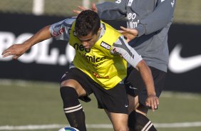 Danilo empurra Douglas durante o treino do Corinthians que aconteceu esta tarde no CT Joaquim Grava, no Parque Ecológico do Tiete. O time se prepara para o jogo contra o Bahia/BA, amanhã, quarta-feira, dia 29/06, no estádio Roberto Santos, o Pituacu, em Salvador, pela 7ª rodada do Brasileirão 2011