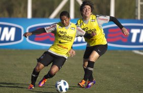 Jorge Henrique e Willian durante o treino do Corinthians que aconteceu esta tarde no CT Joaquim Grava, no Parque Ecológico do Tiete. O time se prepara para o jogo contra o Bahia/BA, amanhã, quarta-feira, dia 29/06, no estádio Roberto Santos, o Pituacu, em Salvador, pela 7ª rodada do Brasileirão 2011