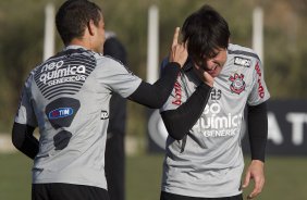 Morais da petelecos em Willian durante o treino do Corinthians que aconteceu esta tarde no CT Joaquim Grava, no Parque Ecológico do Tiete. O time se prepara para o jogo contra o Bahia/BA, amanhã, quarta-feira, dia 29/06, no estádio Roberto Santos, o Pituacu, em Salvador, pela 7ª rodada do Brasileirão 2011