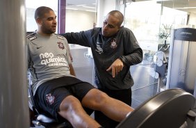 O atacante Adriano continua sua recuperao com o fisioterapeuta Caio Mello durante o treino do Corinthians que aconteceu esta tarde no CT Joaquim Grava, no Parque Ecolgico do Tiete. O time se prepara para o jogo contra o Bahia/BA, amanh, quarta-feira, dia 29/06, no estdio Roberto Santos, o Pituacu, em Salvador, pela 7 rodada do Brasileiro 2011