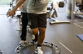 O atacante Adriano continua sua recuperação com o fisioterapeuta Bruno Mazziotti durante o treino do Corinthians que aconteceu esta tarde no CT Joaquim Grava, no Parque Ecológico do Tiete. O time se prepara para o jogo contra o Bahia/BA, amanhã, quarta-feira, dia 29/06, no estádio Roberto Santos, o Pituacu, em Salvador, pela 7ª rodada do Brasileirão 2011