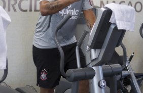 O atacante Adriano continua sua recuperação com os fisioterapeutas Bruno Mazziotti e Caio Mello durante o treino do Corinthians que aconteceu esta tarde no CT Joaquim Grava, no Parque Ecológico do Tiete. O time se prepara para o jogo contra o Bahia/BA, amanhã, quarta-feira, dia 29/06, no estádio Roberto Santos, o Pituacu, em Salvador, pela 7ª rodada do Brasileirão 2011