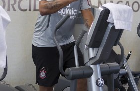 O atacante Adriano continua sua recuperao com os fisioterapeutas Bruno Mazziotti e Caio Mello durante o treino do Corinthians que aconteceu esta tarde no CT Joaquim Grava, no Parque Ecolgico do Tiete. O time se prepara para o jogo contra o Bahia/BA, amanh, quarta-feira, dia 29/06, no estdio Roberto Santos, o Pituacu, em Salvador, pela 7 rodada do Brasileiro 2011