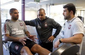 O atacante Adriano continua sua recuperação com os fisioterapeutas Bruno Mazziotti (d) e Caio Mello durante o treino do Corinthians que aconteceu esta tarde no CT Joaquim Grava, no Parque Ecológico do Tiete. O time se prepara para o jogo contra o Bahia/BA, amanhã, quarta-feira, dia 29/06, no estádio Roberto Santos, o Pituacu, em Salvador, pela 7ª rodada do Brasileirão 2011
