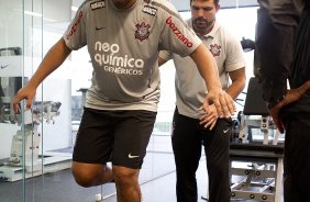 O atacante Adriano continua sua recuperação com os fisioterapeutas Bruno Mazziotti e Caio Mello durante o treino do Corinthians que aconteceu esta tarde no CT Joaquim Grava, no Parque Ecológico do Tiete. O time se prepara para o jogo contra o Bahia/BA, amanhã, quarta-feira, dia 29/06, no estádio Roberto Santos, o Pituacu, em Salvador, pela 7ª rodada do Brasileirão 2011