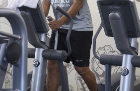O atacante Adriano continua sua recuperação com os fisioterapeutas Bruno Mazziotti e Caio Mello durante o treino do Corinthians que aconteceu esta tarde no CT Joaquim Grava, no Parque Ecológico do Tiete. O time se prepara para o jogo contra o Bahia/BA, amanhã, quarta-feira, dia 29/06, no estádio Roberto Santos, o Pituacu, em Salvador, pela 7ª rodada do Brasileirão 2011